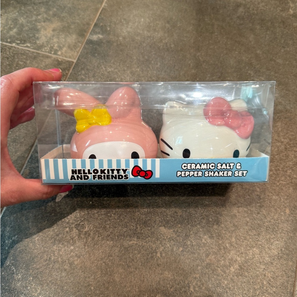 Hello Kitty and Friends Ceramic Salt & Pepper Shaker Set - Picture 4 of 9